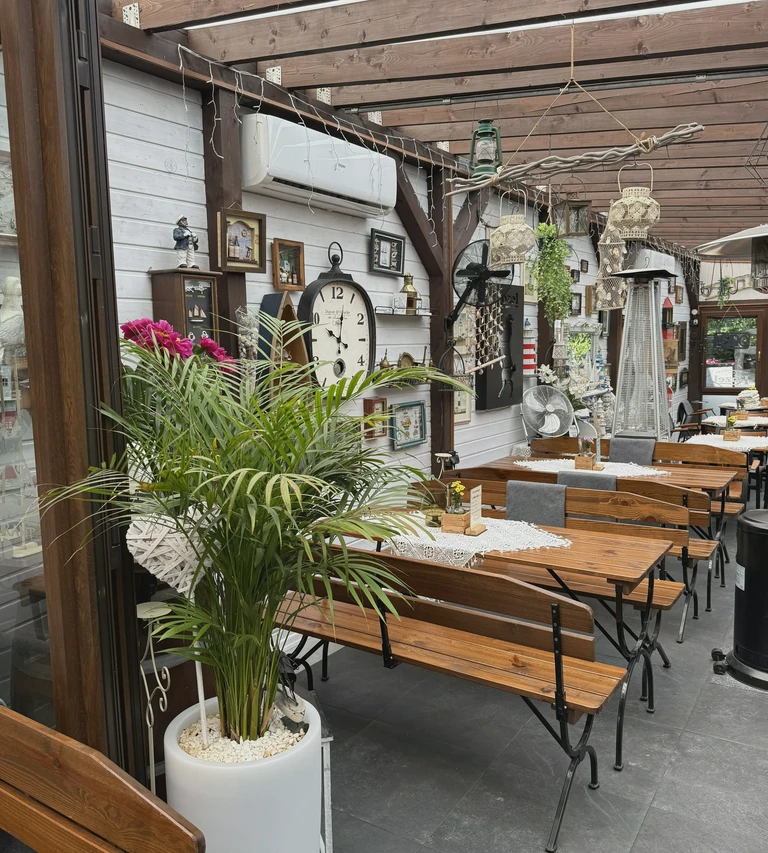 stoły i&nbsp;ławki w&nbsp;restauracji