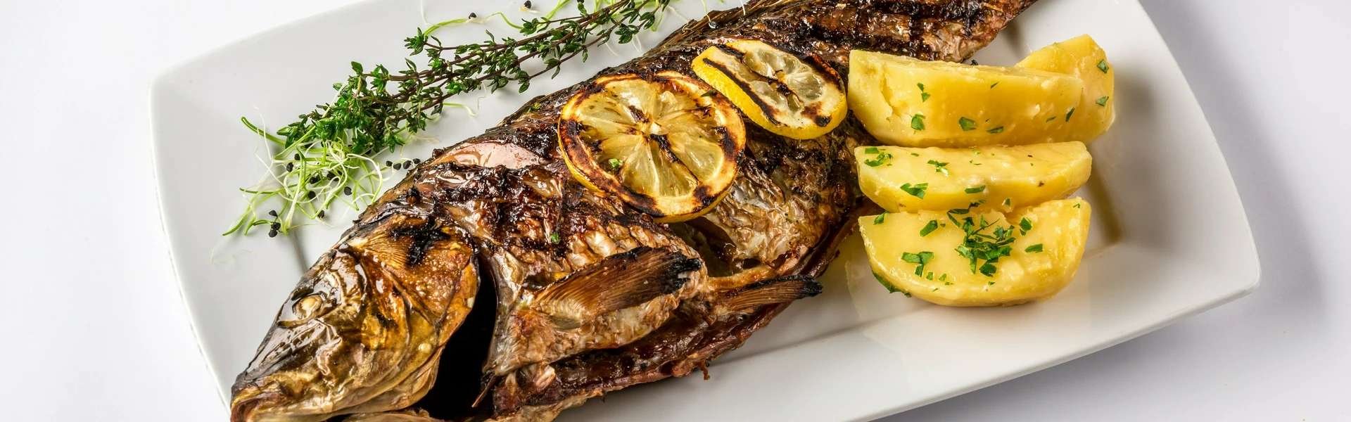 smażona ryba i gotowane ziemniaczki